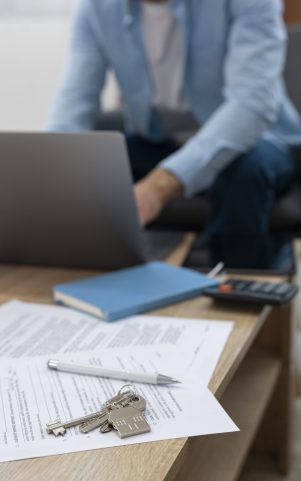 contrato-inmobiliario-sobre-la-mesa