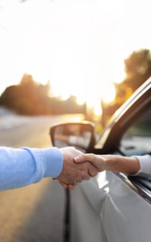 persona-que-se-prepara-para-obtener-el-permiso-de-conduccion